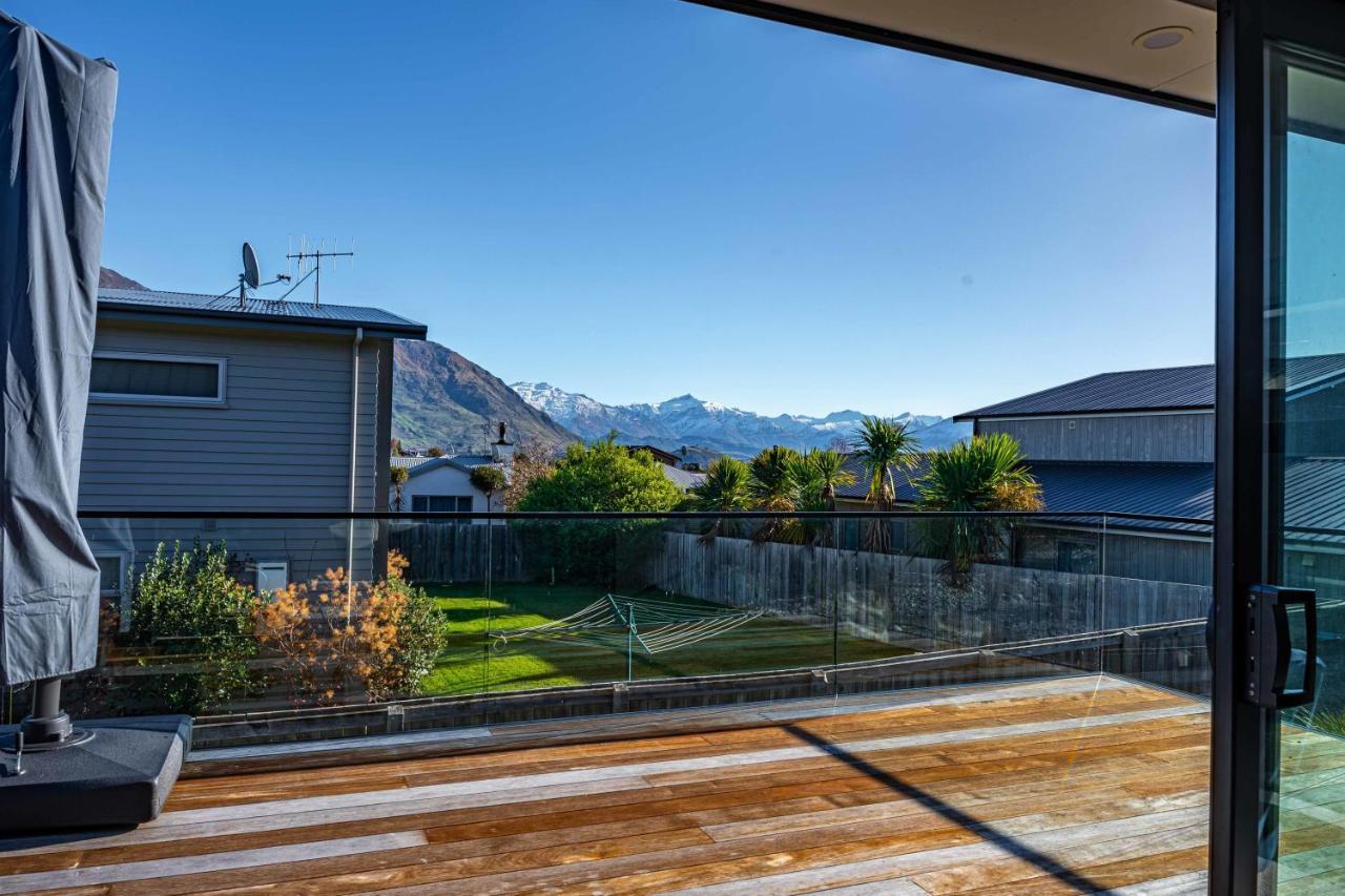 Kikorangi Mountain Vista Villa Уанака Екстериор снимка